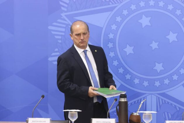 Imagem: O ministro da Casa Civil, Onyx Lorenzoni, durante entrevista à imprensa no Palácio do Planalto, sobre as empresas públicas que serão incluídas na lista de privatização até o final do ano. Foto: Valter Campanato/Ag. Brasil