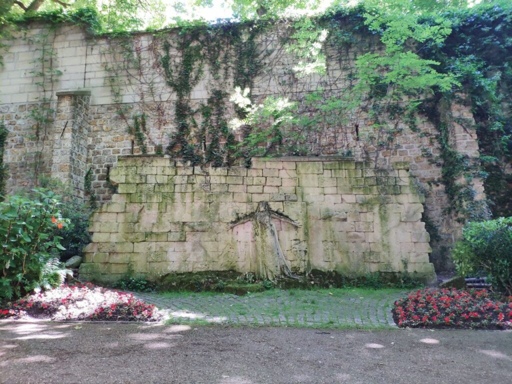 Mur des Fédérés, local onde 147 combatentes da Comuna de Paris foram fuzilados e jogados em um buraco aberto ao pé do muro pelo exército de Versalhes. Localizado no cemitério Père Lachaise, em Paris. Foto: UàE.