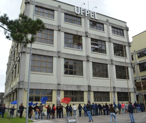 Imagem: Coordenação de Comunicação Social UFPel - Ato de abraço a UFPEL em defesa da Universidade, 2017