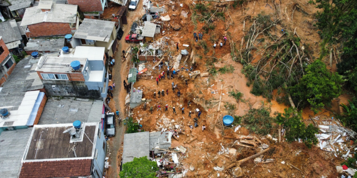 Agentes da Polícia Militar e Defesa Civíl fazem trabalho de busca e desobstrução em encosta na Barra do Sahy. Foto por Governo do Estado de São Paulo.