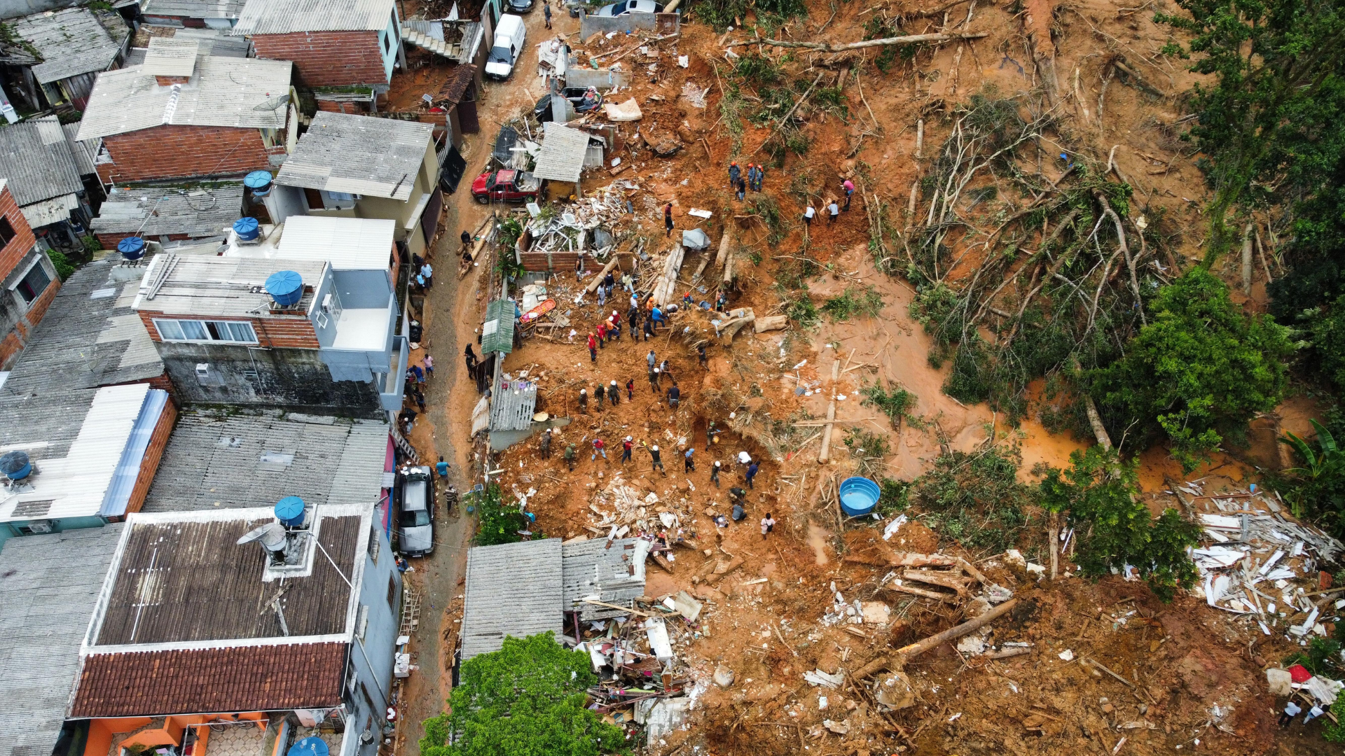 Temporal causa destruição no Exército e barracão da antiga Sanbra desaba